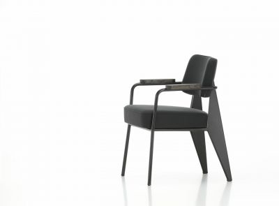 Schwarzer Fauteuil Direction Sessel von Vitra mit Armlehnen und Stoffbezug auf weißem Hintergrund.